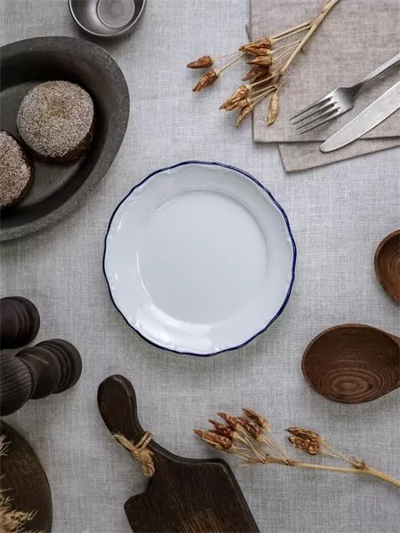 Тарелка мелкая 18 см, кант синий